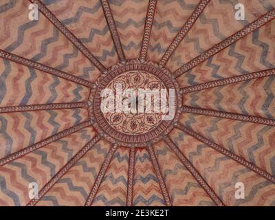 JAIPUR, INDIA - 22 MARZO 2019: Colpo vicino di disegno geometrico ornato su un soffitto al palazzo del forte ambrato Foto Stock