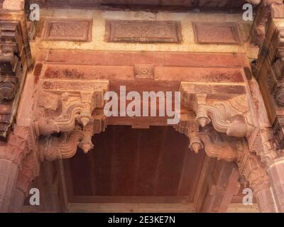 JAIPUR, INDIA - 22 MARZO 2019: Decorazioni di elefante scolpite sulle colonne al palazzo del forte di ambra Foto Stock