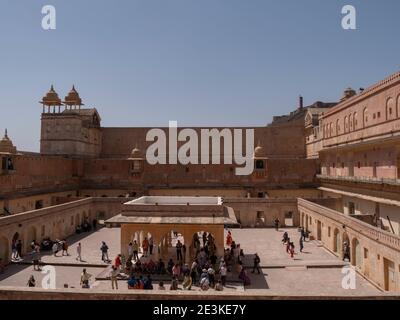 JAIPUR, INDIA - 22 MARZO 2019: Visitatori in un cortile all'interno della fortezza ambrata Foto Stock