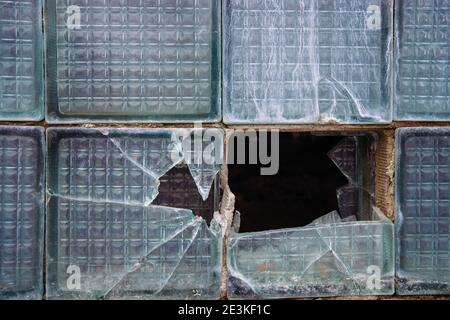 Vecchio vetro rotto finestra blocco, vista ravvicinata. Foto Stock