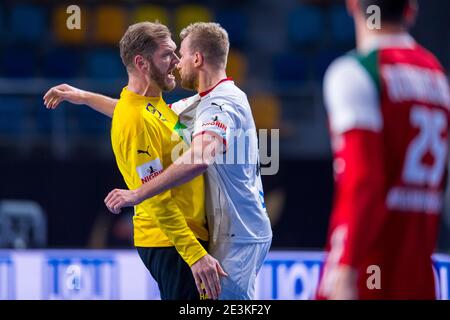 Madinat Sittah Uktubar, Egitto. 19 gennaio 2021. Pallamano: Coppa del mondo, Germania - Ungheria, turno preliminare, Gruppo A, Giornata 3. Il portiere tedesco Johannes Bitter (l) e Julius Kühn festeggiano. Credit: Sascha Klahn/dpa/Alamy Live News Foto Stock