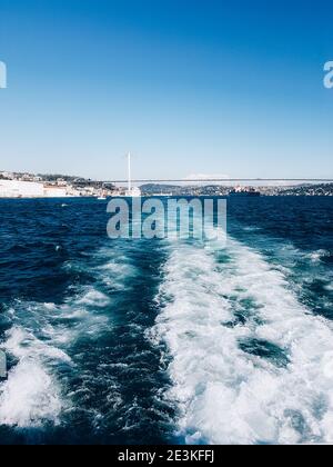 Barca svegliarsi in mare. Gita in traghetto sullo stretto del Bosforo. Istanbul, Turchia. Foto Stock