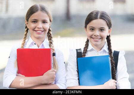 La lettura può danneggiare seriamente la vostra ignoranza. I bambini felici tengono i libri all'aperto. Lezione di letteratura. Biblioteca scolastica. Letteratura per bambini. Attività di esercitazione. Elenco lettura a casa. Educazione all'alfabetizzazione. Foto Stock