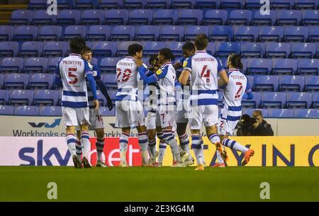 Reading, Regno Unito. 19 gennaio 2021. I giocatori di lettura festeggiano il secondo gol del loro fianco durante la partita del campionato Sky Bet allo stadio di Madejski, Reading Picture di Jeremy Landey/Focus Images/Sipa USA 19/01/2021 Credit: Sipa USA/Alamy Live News Foto Stock