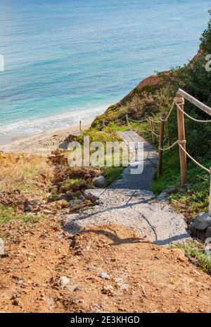 Incredibile spiaggia di Sarantari con vividi colori blu acqua e giallo Sabbia nell'isola di Creta Foto Stock