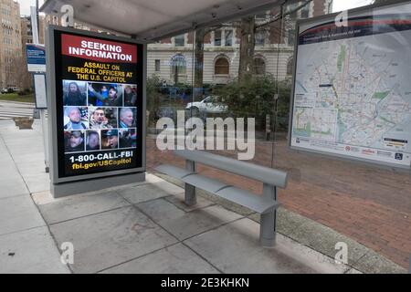 Segno digitale alla fermata dell'autobus con immagini a rotazione di persone fotografate durante l'assestamento del Campidoglio degli Stati Uniti il 6 gennaio, in cerca da parte del Federal Bureau of Investigation. Washington, DC, 19 gennaio 2021 Foto Stock