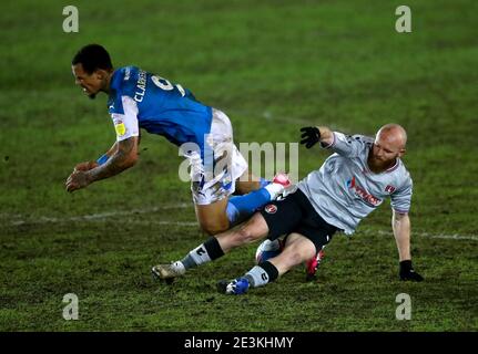 Jonny Williams di Charlton Athletic (a destra) affronta Jonson Clarke-Harris di Peterborough United durante la partita Sky Bet League One al Weston Homes Stadium di Peterborough. Data immagine: Martedì 19 gennaio 2021. Foto Stock