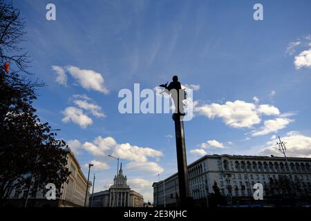 Monumento di Santa Sofia a Sofia con il governo e la vecchia sede del Partito comunista bulgaro sfondo con cielo blu. Foto Stock