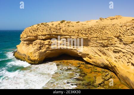 Spiagge colorate e sabbia chiara nelle dune di Taboga a Essaouira Marocco Foto Stock