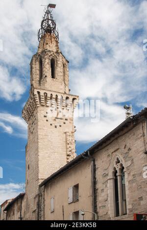 Avignon, Rue Carreterie, campanile della chiesa di Sant'Agostino, nella regione Provenza-Alpi-Côte Azzurra, Francia, Europa Foto Stock