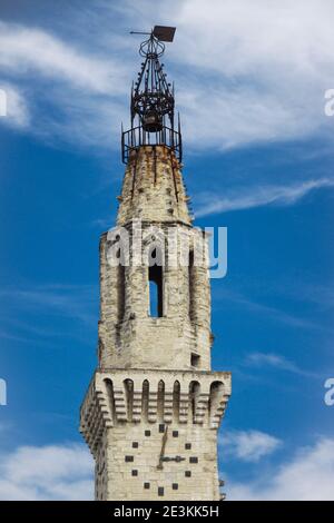 Avignon, Rue Carreterie, campanile della chiesa di Sant'Agostino, nella regione Provenza-Alpi-Côte Azzurra, Francia, Europa Foto Stock