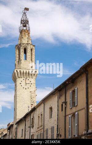 Avignon, Rue Carreterie, campanile della chiesa di Sant'Agostino, nella regione Provenza-Alpi-Côte Azzurra, Francia, Europa Foto Stock