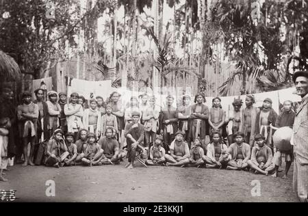 Fotografia d'epoca del XIX secolo: Gruppo tribale di Degar, o Montagnard, che è un termine ombrello per le varie popolazioni indigene degli Altopiani centrali del Vietnam. Foto Stock