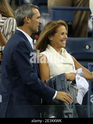 Queens, Stati Uniti d'America. 04 settembre 2013. FLUSHING, NY - SETTEMBRE 04: Katie Couric John Molner giorno dieci del 2013 US Open a USTA Billie Jean King National Tennis Center 4 settembre 2013 nel quartiere Flushing del quartiere Queens di New York City. Persone: Katie Couric John Molner Credit: Storms Media Group/Alamy Live News Foto Stock