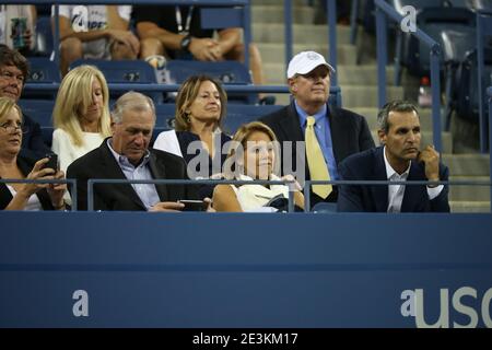 Queens, Stati Uniti d'America. 04 settembre 2013. FLUSHING, NY - SETTEMBRE 04: Katie Couric John Molner giorno dieci del 2013 US Open a USTA Billie Jean King National Tennis Center 4 settembre 2013 nel quartiere Flushing del quartiere Queens di New York City. Persone: Katie Couric John Molner Credit: Storms Media Group/Alamy Live News Foto Stock