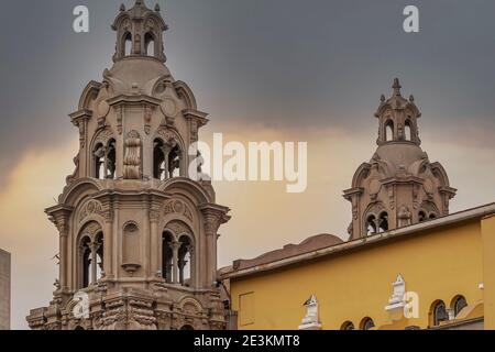 Cupola superiore della chiesa di Virgen Milagrosa a Mira Flores, Lima, Perù al crepuscolo Foto Stock