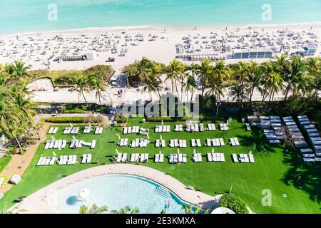 Bellissima spiaggia con piscina e palme a Miami Beach. Foto Stock