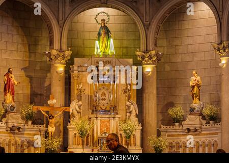 All'interno della cattedrale di Virgen Milagrosa, Miraflores, Lima, Perù, 2008 ottobre - la Vergine Maria benedice con luci al neon dall'altare Foto Stock