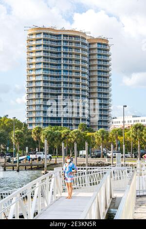 Coconut Grove, Florida - 3 gennaio 2021: Un condominio di lusso situato a Coconut Grove Miami. Foto Stock
