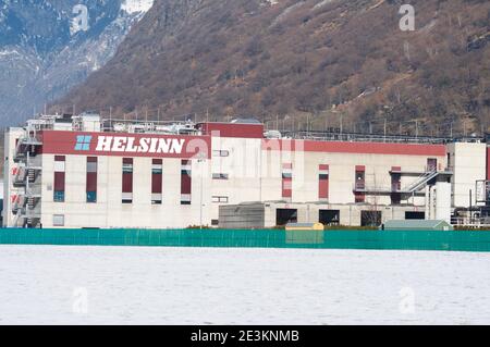 Biasca, Ticino, Svizzera - 12 gennaio 2021 : stabilimento farmaceutico di produzione di prodotti di produzione di produzione di prodotti di produzione di produzione di prodotti di produzione di produzione di prodotti di produzione di produzione di prodotti di produzione di Il gruppo di Helyn è una delle "le" del mondo Foto Stock