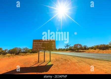 Segnale stradale del percorso panoramico per il Parco Nazionale di Watarrka e Alice Springs, Outback Red Centre. Kings Canyon nel territorio del Nord, Australia. Giorno di sole Foto Stock