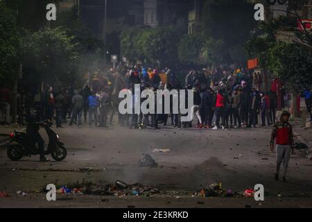 Tunisi, Tunisia. 19 gennaio 2021. I manifestanti affrontano la guardia nazionale tunisina (non raffigurata) durante gli scontri nel sobborgo di Ettadhamen, nella periferia nord-occidentale della capitale tunisina, in mezzo a un'ondata di proteste notturne con lo scoppio del 16 gennaio. Credit: Khaled Nasraoui/dpa/Alamy Live News Foto Stock