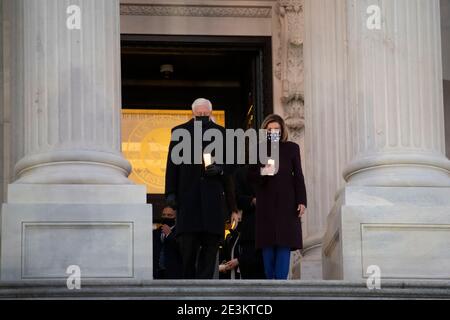 Relatore della Camera dei rappresentanti degli Stati Uniti Nancy Pelosi (democratico della California), a destra, è Unito dal leader della maggioranza della Camera degli Stati Uniti Steny Hoyer (democratico del Maryland), a sinistra, durante un memoriale COVID-19 e cerimonia di illuminazione sulla House East Front Steps presso il Campidoglio degli Stati Uniti a Washington, DC, Martedì, 19 gennaio 2021. Credit: Rod Lamkey/CNP | utilizzo in tutto il mondo Foto Stock