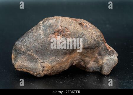 Meteorite condrita isolato, pezzo di roccia formato come un asteroide nell'universo a durante la creazione del sistema solare Foto Stock