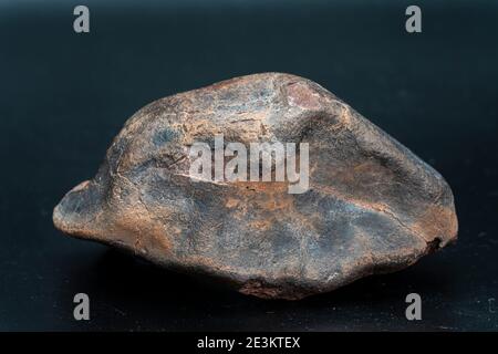 Meteorite condrita isolato, pezzo di roccia formato come un asteroide nell'universo a durante la creazione del sistema solare Foto Stock