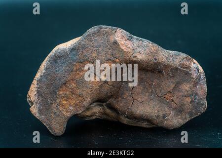 Meteorite condrita isolato, pezzo di roccia formato come un asteroide nell'universo a durante la creazione del sistema solare Foto Stock