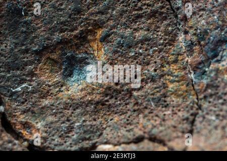 Macro foto della crosta di fusione da un meteorite condrita, pezzo di roccia formato nello spazio esterno nelle prime fasi del sistema solare come asteroidi. Foto Stock