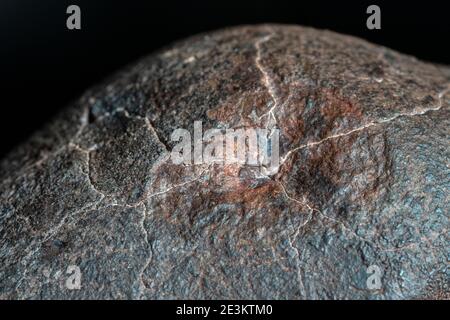 Macro foto della crosta di fusione da un meteorite condrita, pezzo di roccia formato nello spazio esterno nelle prime fasi del sistema solare come asteroidi. Foto Stock