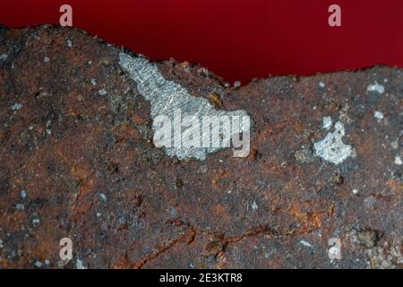 All'interno fetta di condrite meteorite L tipo isolato, pezzo di roccia formato nello spazio esterno nelle prime fasi del sistema solare come asteroidi. Foto Stock