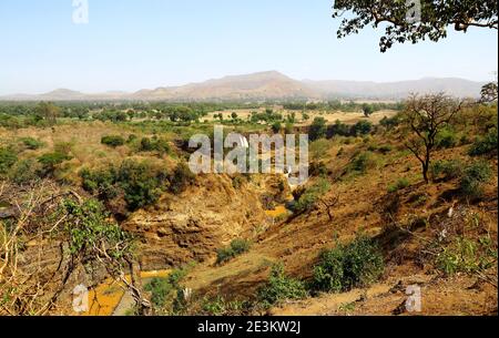 Le sottili Blue Nile Falls si gettano in una stretta gola che attraversa le pianure circostanti vicino a Bahir Dar, Etiopia, sotto un cielo azzurro pallido. Foto Stock