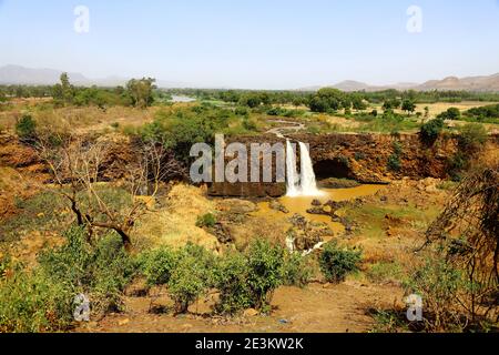 Il fiume Blue Nile si snoda verso le sottili Cascate del Nilo Blu che si sboccano in una stretta gola che attraversa le pianure circostanti vicino a Bahir Dar, et Foto Stock