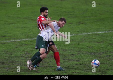 SUNDERLAND, INGHILTERRA. 19 GENNAIO: Luke Jephcott di Plymouth Argyle combatte per possesso con Jordan Willis di Sunderland durante la partita Sky Bet League 1 tra Sunderland e Plymouth Argyle allo Stadio di luce, Sunderland, martedì 19 gennaio 2021. (Credit: Mark Fletcher | MI News) Credit: MI News & Sport /Alamy Live News Foto Stock