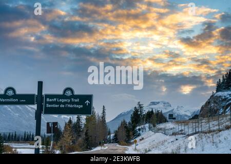 Vermilion Lakes Banff Legacy Trail nel crepuscolo invernale. Banff National Park, Canadian Rockies. Foto Stock