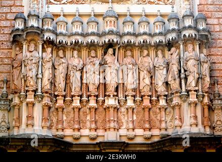 Sculture di Gesù e degli Apostoli sopra l'ingresso della Basilica del Monastero di Montserrat Foto Stock