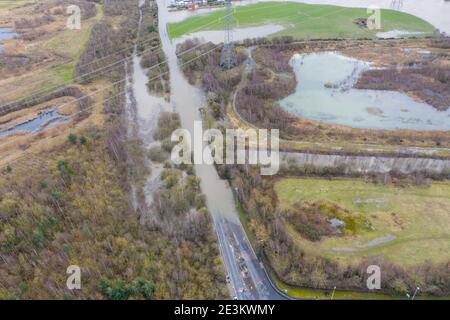 Foto aerea drone della città di Allerton Bywater vicino Castleford a Leeds West Yorkshire che mostra i campi allagati e. Agriturismo dal fiume ai Foto Stock