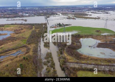 Foto aerea drone della città di Allerton Bywater vicino Castleford a Leeds West Yorkshire che mostra i campi allagati e. Agriturismo dal fiume ai Foto Stock