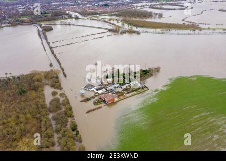 Foto aerea drone della città di Allerton Bywater vicino Castleford a Leeds West Yorkshire che mostra i campi allagati e. Agriturismo dal fiume ai Foto Stock