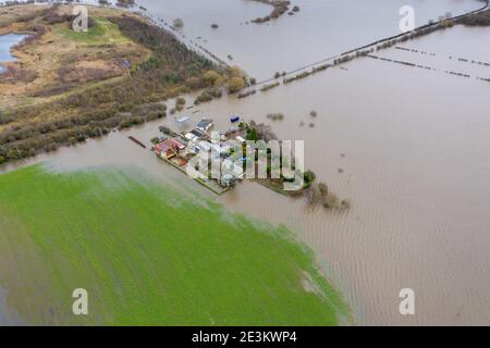 Foto aerea drone della città di Allerton Bywater vicino Castleford a Leeds West Yorkshire che mostra i campi allagati e. Agriturismo dal fiume ai Foto Stock