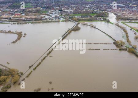 Foto aerea drone della città di Allerton Bywater vicino Castleford a Leeds West Yorkshire che mostra i campi allagati e. Agriturismo dal fiume ai Foto Stock