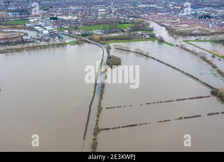 Foto aerea drone della città di Allerton Bywater vicino Castleford a Leeds West Yorkshire che mostra i campi allagati e. Agriturismo dal fiume ai Foto Stock