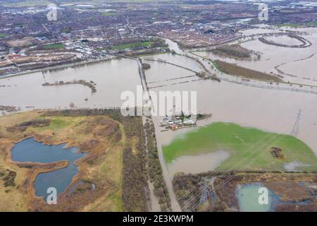 Foto aerea drone della città di Allerton Bywater vicino Castleford a Leeds West Yorkshire che mostra i campi allagati e. Agriturismo dal fiume ai Foto Stock