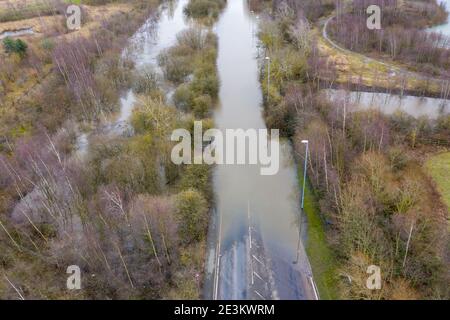 Foto aerea drone della città di Allerton Bywater vicino Castleford a Leeds West Yorkshire che mostra i campi allagati e. Agriturismo dal fiume ai Foto Stock