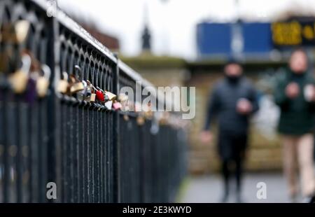 Londra, Regno Unito. 19 gennaio 2021. Foto scattata il 19 gennaio 2021 mostra le chiuse del Regent's Canal a Camden Town a Londra, Gran Bretagna. Il numero di persone che sono morte entro 28 giorni da un test positivo del coronavirus ha superato la triste pietra miliare di 90,000 in Gran Bretagna dopo che altri 1,610 sono stati confermati, secondo le cifre ufficiali rilasciate martedì. L'ultimo numero di decessi giornalieri, il più alto dall'inizio della pandemia nel paese, ha portato il numero totale di decessi correlati al coronavirus in Gran Bretagna a 91,470, i dati mostrano. Credit: Han Yan/Xinhua/Alamy Live News Foto Stock