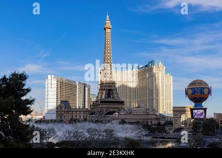 Las Vegas, 8 GENNAIO 2021 - veduta pomeridiana della torre di Parigi Las Vegas e danza d'acqua Foto Stock