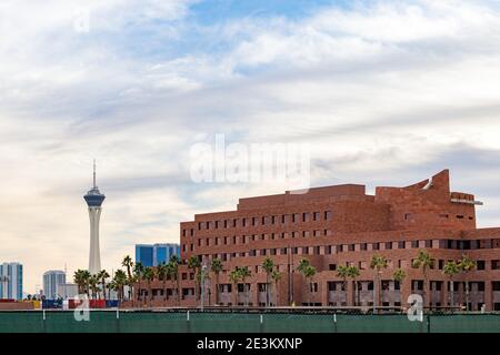 Las Vegas, 12 GENNAIO 2021 - Vista pomeridiana del Clark County Government Center e del Skypod con il paesaggio urbano Foto Stock