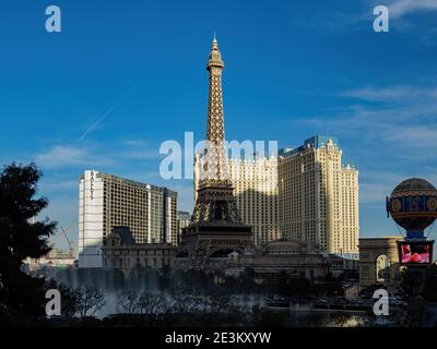 Las Vegas, 8 GENNAIO 2021 - veduta pomeridiana della torre di Parigi Las Vegas e danza d'acqua Foto Stock